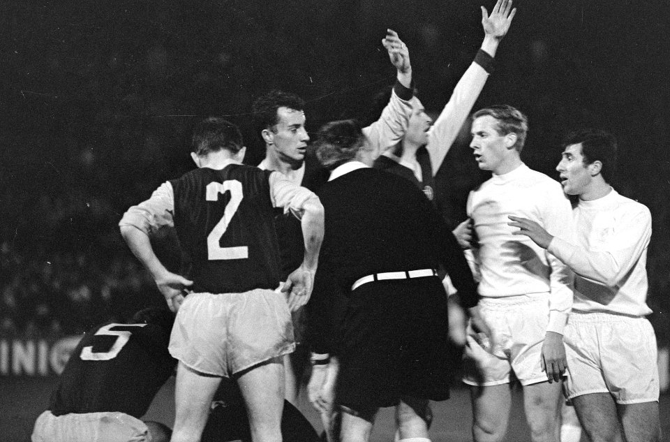 Ajax tegen Dukla Praag 1-1, Nuninga en Swart protesteren bij scheidsrechter Bakh, Bestanddeelnr 920-1256