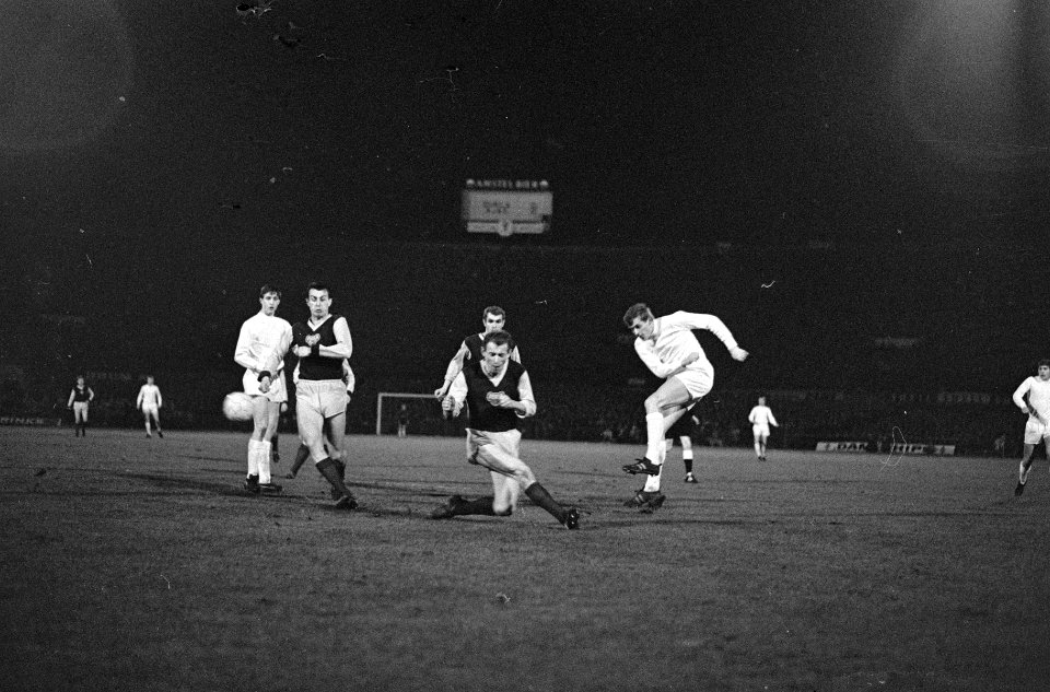 Ajax tegen Dukla 1-1, Piet Keizer schiet. Links Johan Cruijff, Bestanddeelnr 920-1265