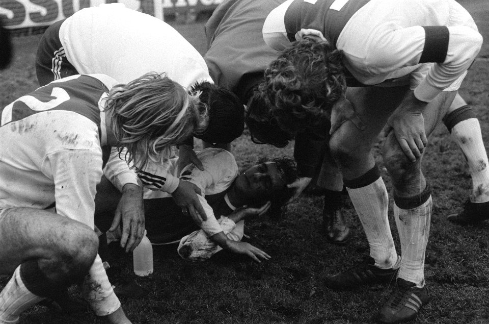 Ajax tegen FC Den Bosch 5-0, J. Neeskens gewond op de grond, Bestanddeelnr 925-2103