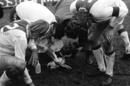 Ajax tegen FC Den Bosch 5-0, J. Neeskens gewond op de grond, Bestanddeelnr 925-2103