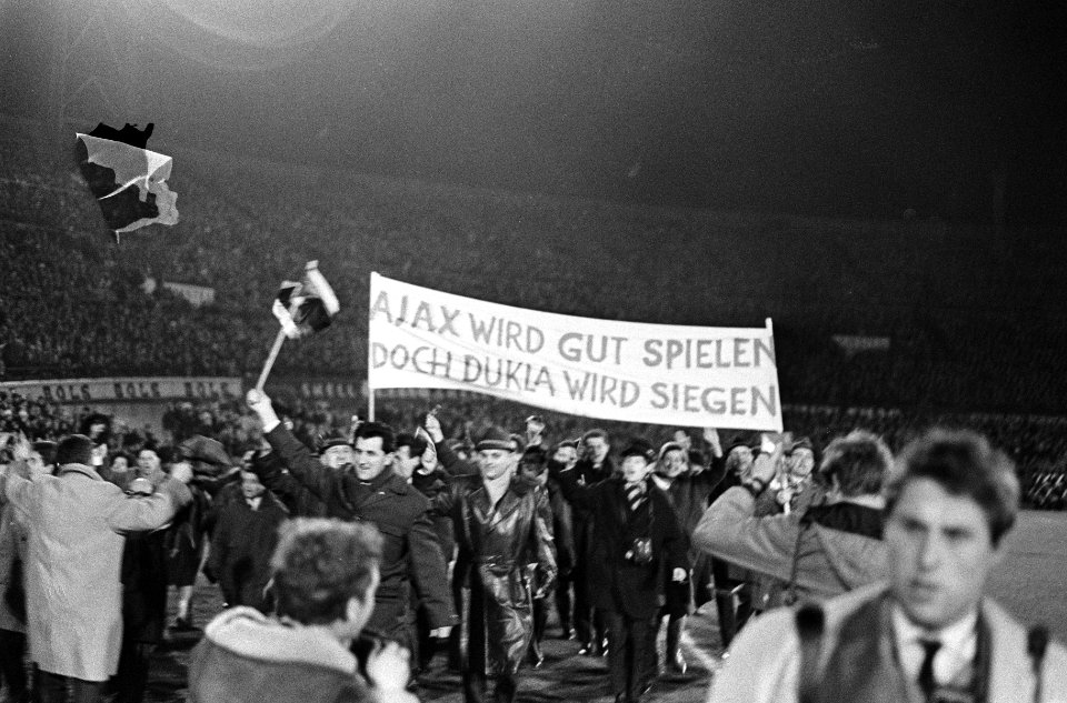 Ajax tegen Dukla Praag 1-1, Dukla supporters met spandoek op het veld, Bestanddeelnr 920-1274