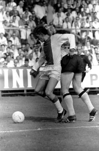 Ajax tegen DOS 4-0. Cruijff is DOS-speler voorbij en houdt hem even aan de broek, Bestanddeelnr 920-6408