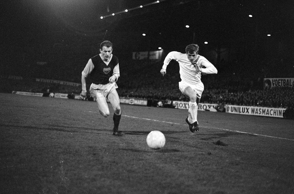 Ajax tegen Dukla Praag 1-1. Piet Keizer in duel met een Dukla Praag verdediger, Bestanddeelnr 920-1260