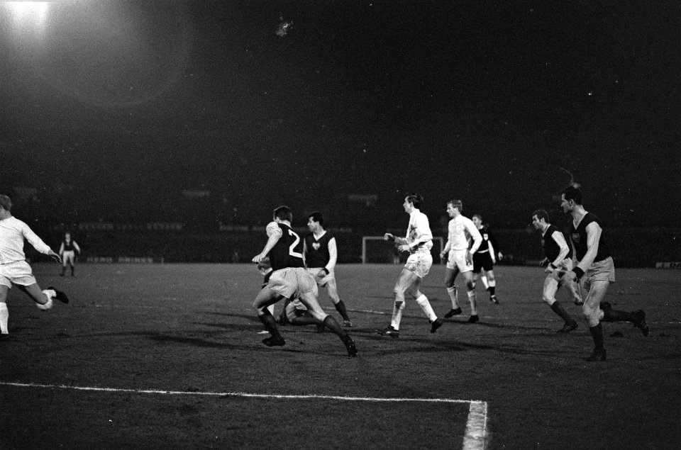 Ajax tegen Dukla Praag 1-1, spelmoment. Te zien zijn o.a. Johan Cruijff en Klaas, Bestanddeelnr 920-1258