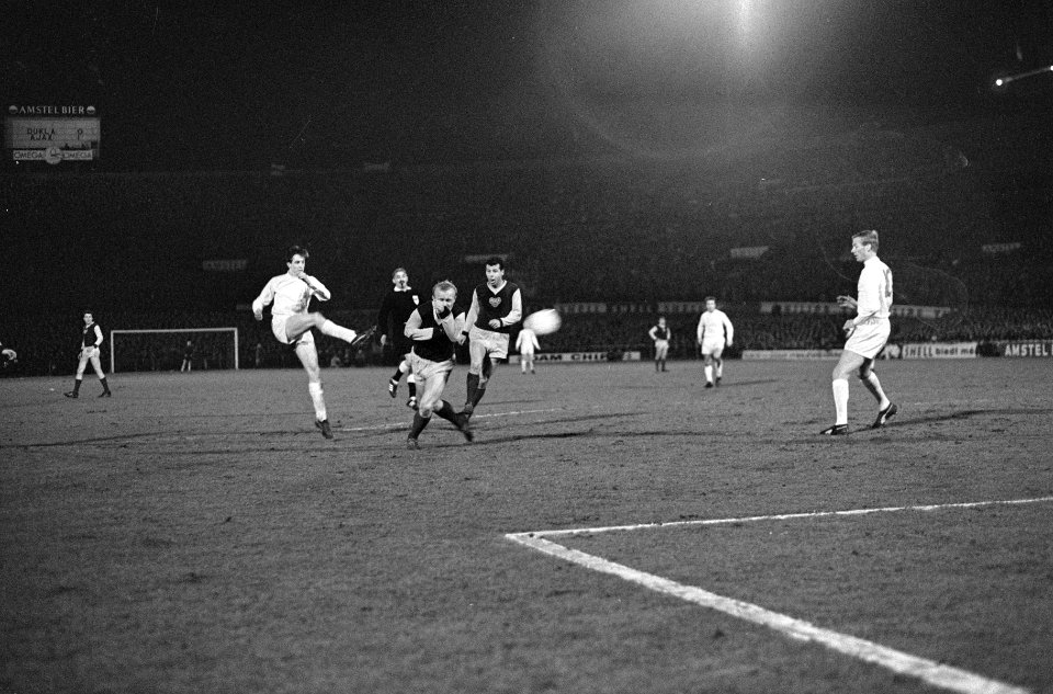 Ajax tegen Dukla Praag 1-1, Johan Cruijff schiet. Rechts Nuninga, Bestanddeelnr 920-1267