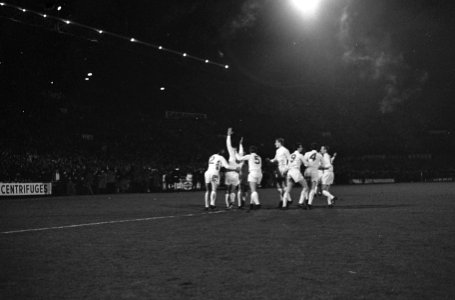 Ajax tegen Dukla Praag 1-1, Ajax-spelers juichen na doelpunt van Sjaak Swart (1…, Bestanddeelnr 920-1268