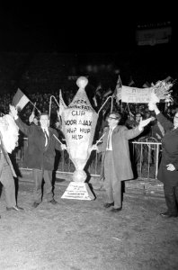 Ajax tegen Dukla Praag 1-1, Ajax supporters met Europacup, Bestanddeelnr 920-1272