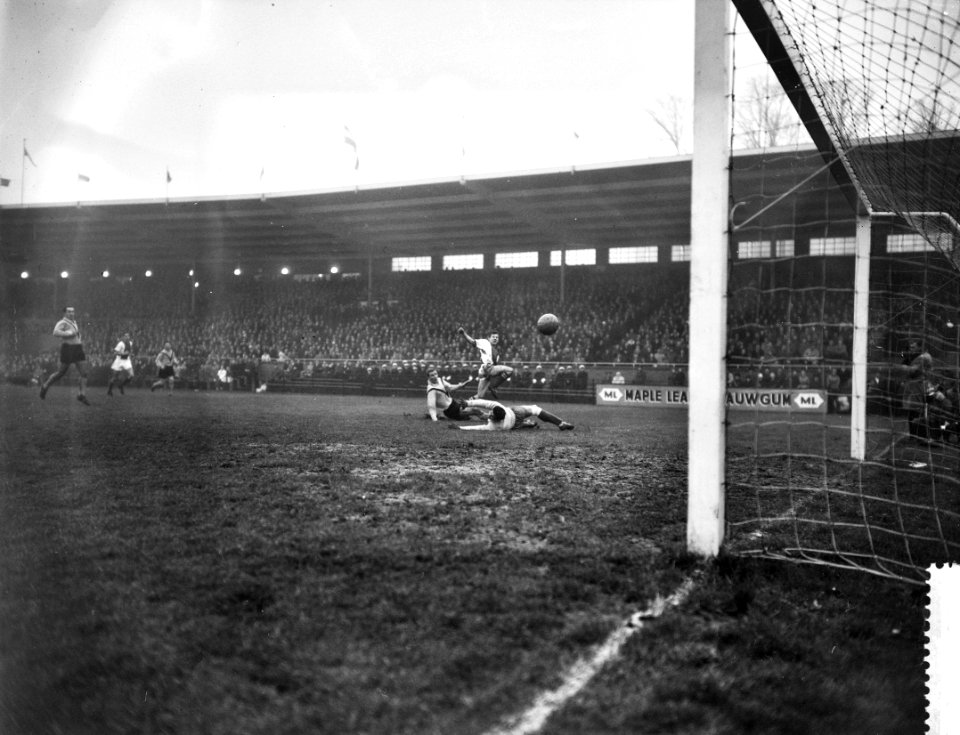 Ajax tegen DOS 3-1, vlnr Hans Kraay , Frans de Munck (keeper, liggend) en C…, Bestanddeelnr 911-8872