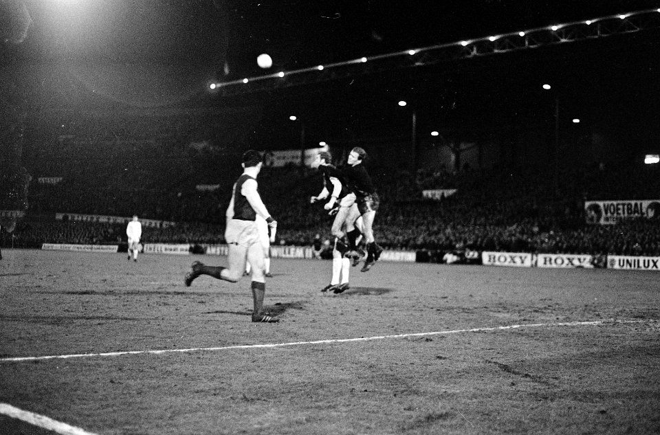 Ajax tegen Dukla Praag 1-1, Henk Groot in duel met keeper Viktor, Bestanddeelnr 920-1249