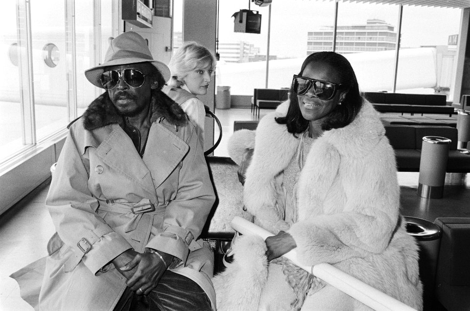 Aankomst jazz-trompetist Miles Davis op Schiphol. Miles Davis en zijn vrouw Ceci, Bestanddeelnr 932-1250