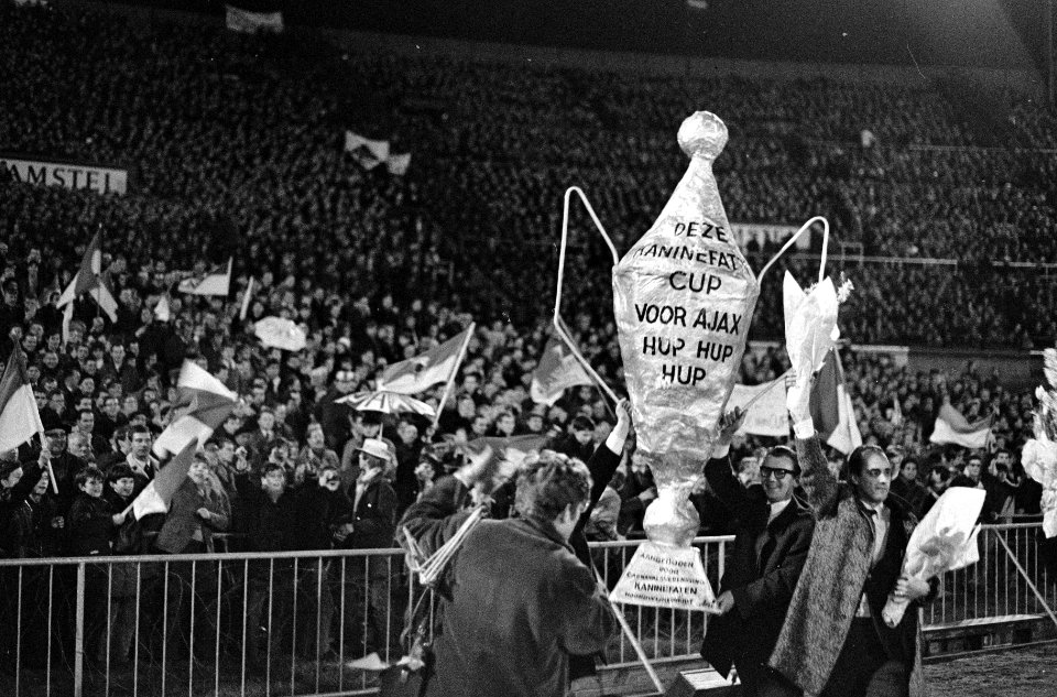 Ajax tegen Dukla Praag 1-1, Ajax-supporters met imitatie Europa-cup, Bestanddeelnr 920-1257