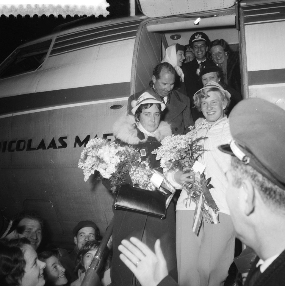 Aankomst Joan Haanappel en Sjoukje Dijkstra op Schiphol Sjoukje Dijkstra (recht, Bestanddeelnr 911-0104