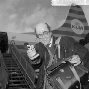 Aankomst Jean Marais op Schiphol, (met pistool en masker), Bestanddeelnr 917-6468