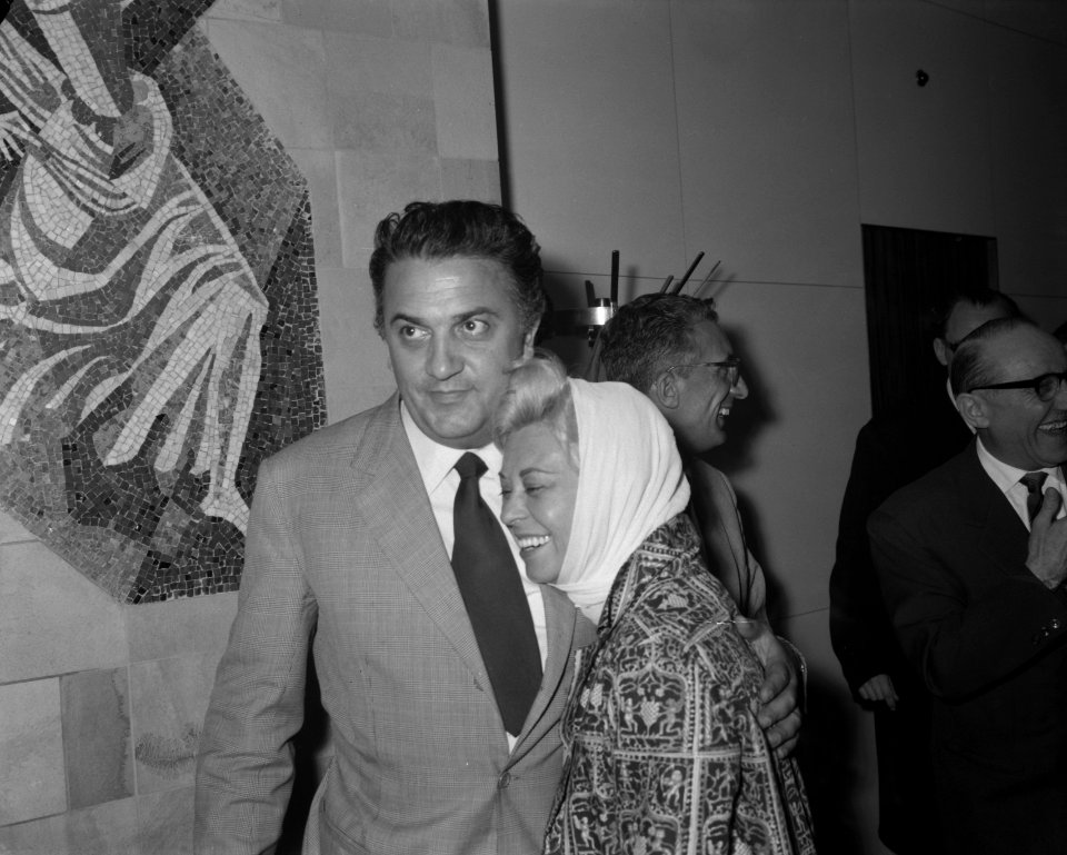 Aankomst Italiaanse regisseur Federico Fellini en zijn echtgenote de actrice Giu, Bestanddeelnr 911-3249