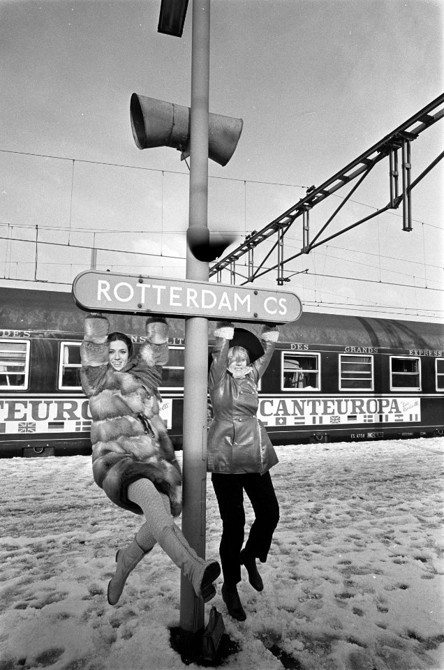 Aankomst Italiaanse artiesten op Rotterdam Centraal Station. Gigliola Cinquetti , Bestanddeelnr 920-9144