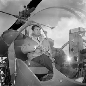 Aankomst Jean Marais op Schiphol, hier in de helicopter, Bestanddeelnr 917-6463