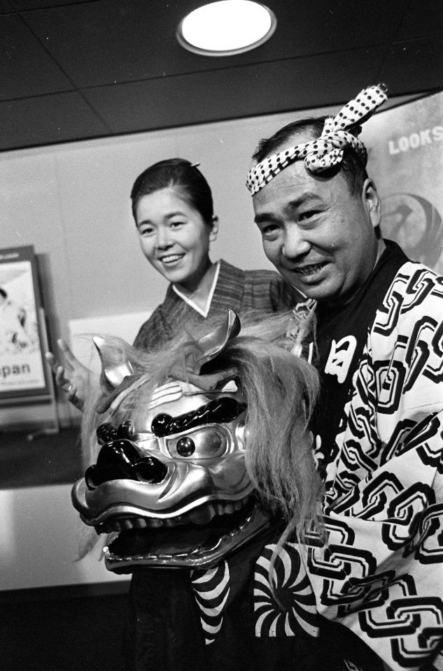 Aankomst Japanse dansgroep op Schiphol. Dhr. Gennosuke Matsomote met een reeds 1, Bestanddeelnr 920-8083