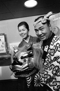 Aankomst Japanse dansgroep op Schiphol. Dhr. Gennosuke Matsomote met een reeds 1, Bestanddeelnr 920-8083