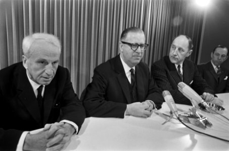 Aankomst Israelische minister van Buitenlandse Zaken Abba Eban op Schiphol, rech, Bestanddeelnr 921-1962