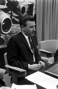 Aankomst jhr. Quarles van Ufford op Schiphol, hier tijdens persconferentie, Bestanddeelnr 920-0557