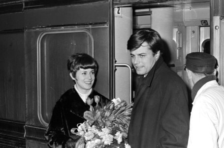 Aankomst Jean Sorel (filmacteur) en echtgenote Anna-Maria Ferrero (actrice) op …, Bestanddeelnr 918-7175