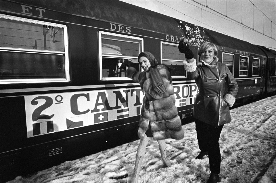 Aankomst Italiaanse artiesten op Rotterdam Centraal Station. Gigliola Cinquetti , Bestanddeelnr 920-9145
