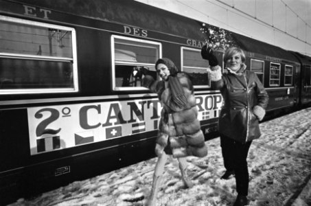 Aankomst Italiaanse artiesten op Rotterdam Centraal Station. Gigliola Cinquetti , Bestanddeelnr 920-9145