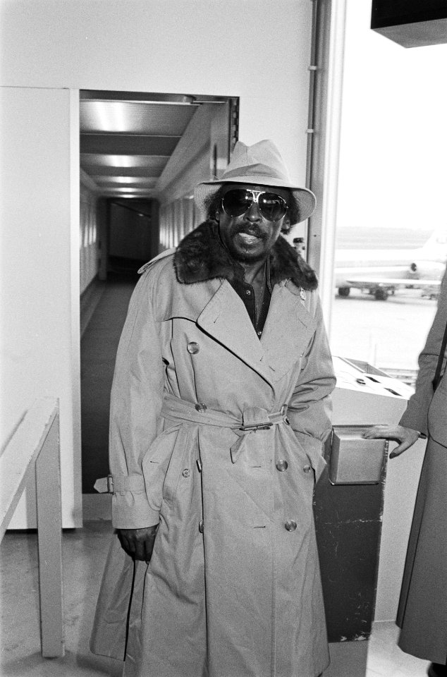 Aankomst jazz-trompetist Miles Davis op Schiphol. Miles Davis op Schiphol, Bestanddeelnr 932-1251
