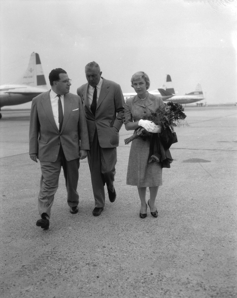 Aankomst Jacques Tati met echtgenote op Schiphol, Bestanddeelnr 909-7573