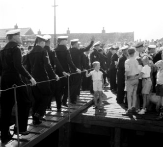 Aankomst Hr. Ms. Van Speijk in Den Helder. Bemanning gaat van boord, Bestanddeelnr 904-7133