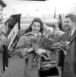 Aankomst Jacqueline Boyer op Schiphol, Jacqueline met bloemen, Bestanddeelnr 911-2002