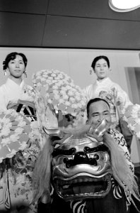Aankomst Japanse dansgroep op Schiphol. Dhr. Gennosuke Matsomote voert Leeuwend, Bestanddeelnr 920-8085