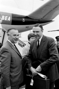 Aankomst John Ambler (echtgenoot Prinses Margaretha van Zweden) op Schiphol, rec, Bestanddeelnr 916-9196