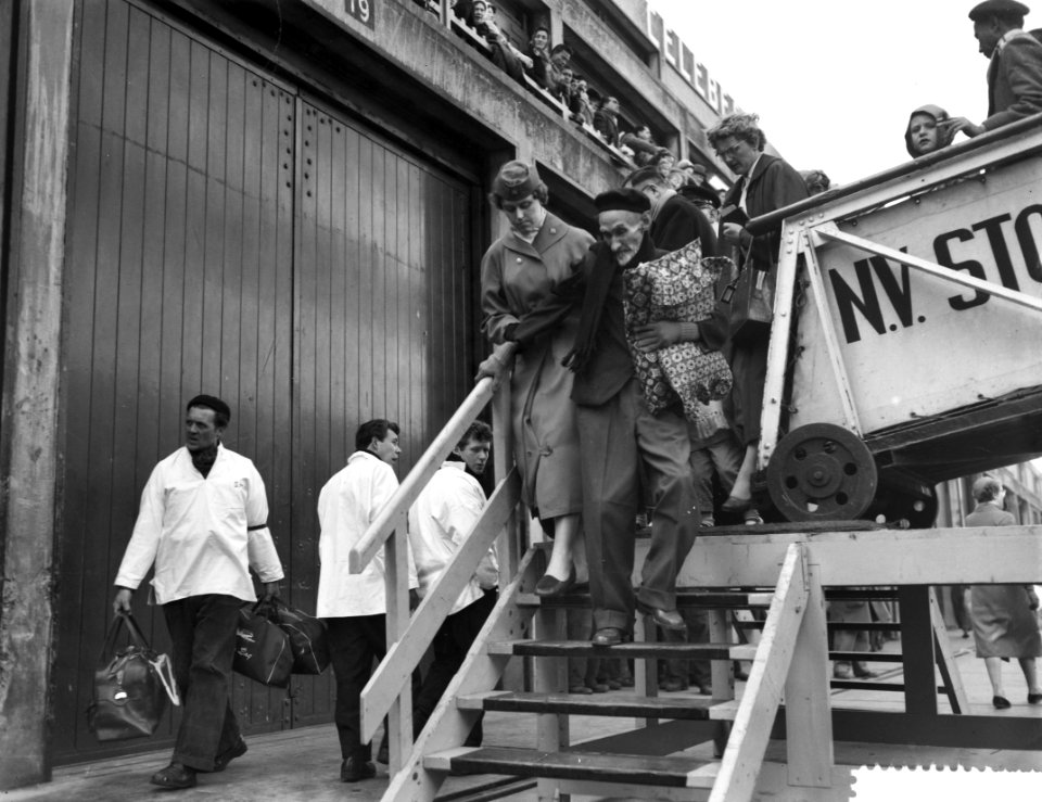 Aankomst Johan van Oldenbarneveldt met repatrianten in Amsterdam, Bestanddeelnr 909-4262