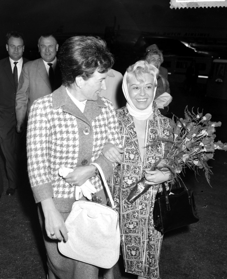 Aankomst Italiaanse regisseur Federico Fellini en zijn echtgenote de actrice Giu, Bestanddeelnr 911-3247