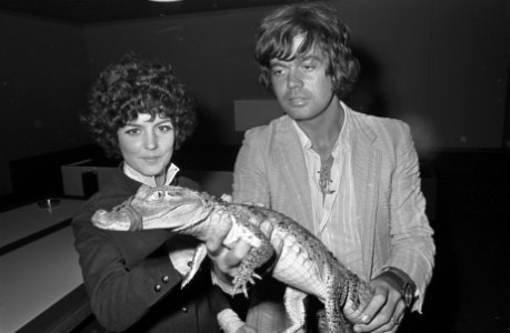 Aankomst Johnny Lion op Schiphol met Sofietje van der Kleef en alligator terug v, Bestanddeelnr 920-7958 photo