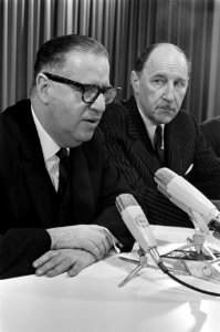 Aankomst Israelische minister van Buitenlandse Zaken Abba Eban op Schiphol, rech, Bestanddeelnr 921-1964