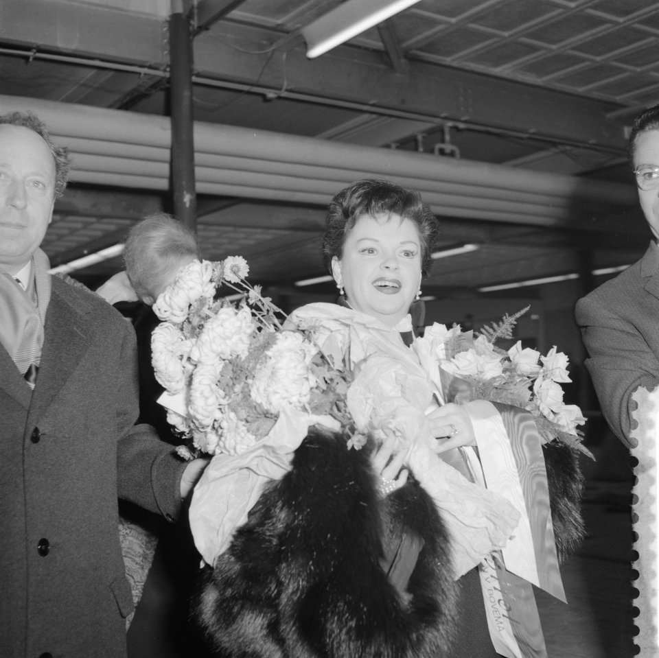 Aankomst Judy Garland op Schiphol, Judy in de aankomsthal, Bestanddeelnr 911-8631