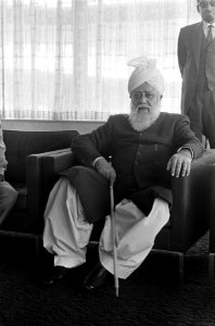 Aankomst Islamleider Hazrat Mirza Nasir Ahmad Mash III Schiphol, Bestanddeelnr 920-5027