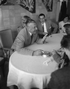 Aankomst Jacques Tati met echtgenote op Schiphol, Bestanddeelnr 909-7571