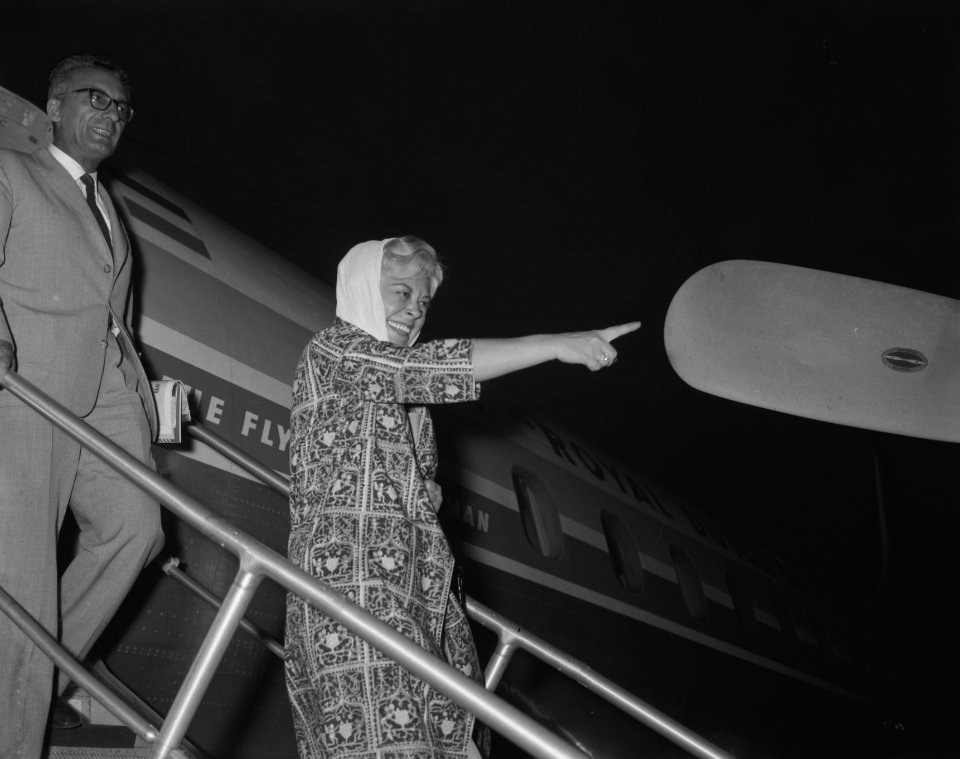 Aankomst Italiaanse regisseur Federico Fellini en zijn echtgenote de actrice Giu, Bestanddeelnr 911-3244