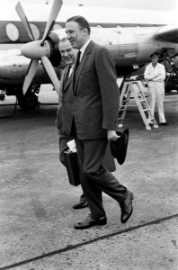 Aankomst John Ambler (echtgenoot Prinses Margaretha van Zweden) op Schiphol, rec, Bestanddeelnr 916-9195