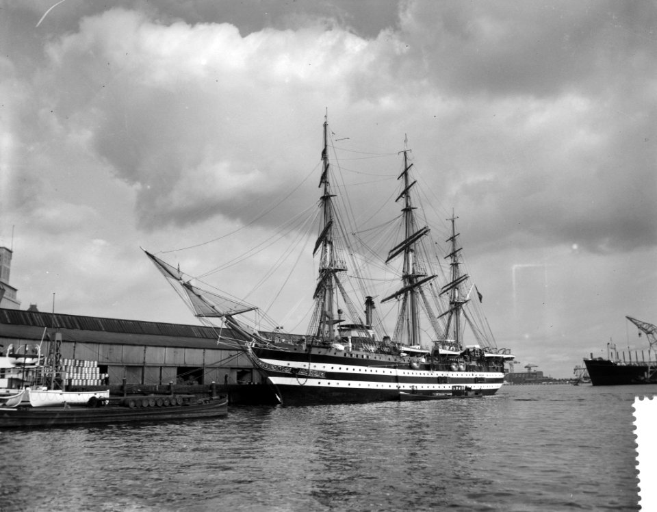 Aankomst Italiaans marinezeilopleidingsschip in Amsterdam, Bestanddeelnr 910-6921