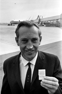 Aankomst Dr. M. Barnard op Schiphol, broer dr. C. Barnard, Bestanddeelnr 921-1800
