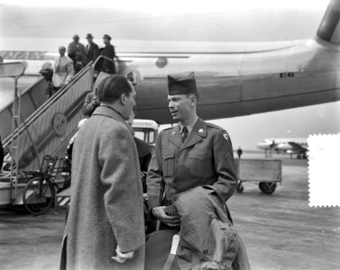 Aankomst John Jung(schlaeger) op Schiphol voor de begrafenis van zijn vader, die, Bestanddeelnr 907-7340