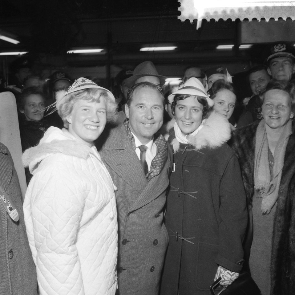 Aankomst Joan Haanappel (rechts) en Sjoukje Dijkstra op Schiphol, Bestanddeelnr 911-0103