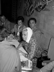 Aankomst Italiaanse regisseur Federico Fellini en zijn echtgenote de actrice Giu, Bestanddeelnr 911-3246