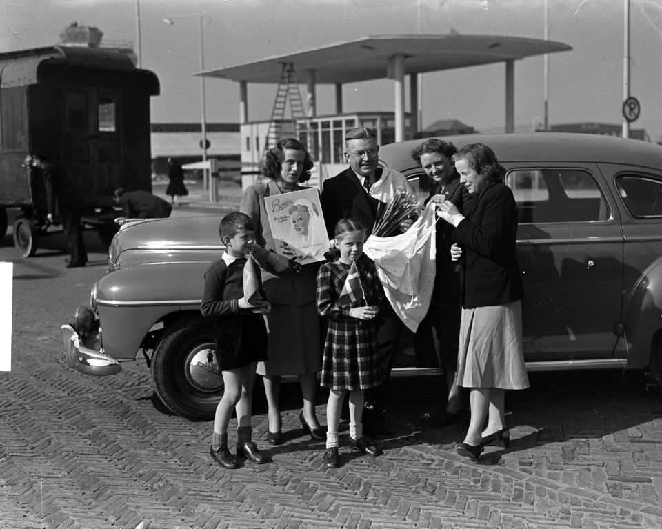 Aankomst Ds. Jansen op Schiphol. Met kinderen van de heer Smulders, Bestanddeelnr 903-2901