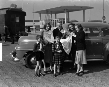 Aankomst Ds. Jansen op Schiphol. Met kinderen van de heer Smulders, Bestanddeelnr 903-2901