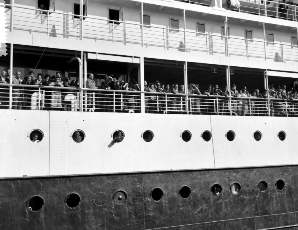Aankomst Johan van Oldenbarneveldt met repatrianten in Amsterdam, Bestanddeelnr 909-4259